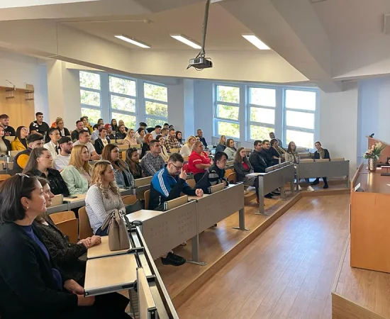 UCB: o universitate de încredere, conectată la viitor galerie